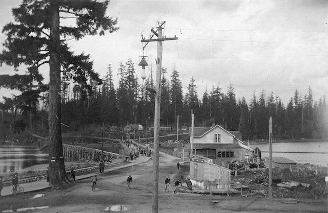 Entrance to Stanley Park - Public Domain - City of Vancouver Archives CVA 677-987