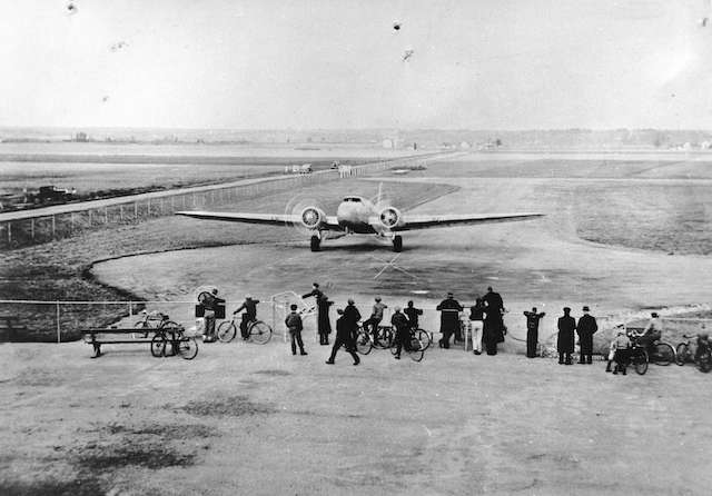 1934 Arrival in Vancouver of United Airlines' inaugural flight from Seattle. Archives # CVA 1376-82