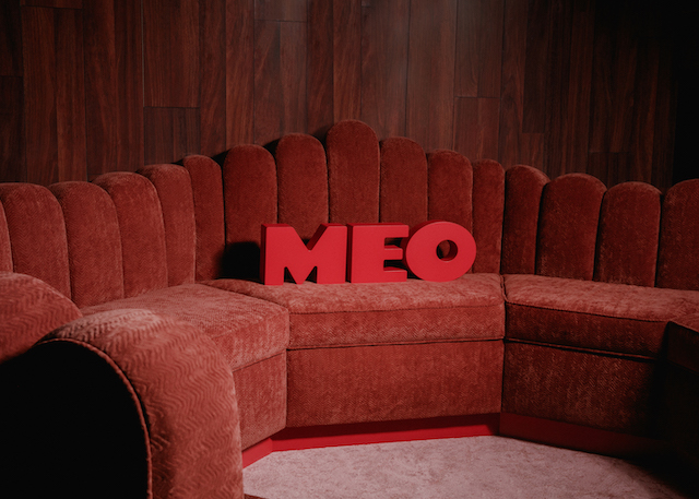 Trendy red cocktail bar couch for new company Meo
